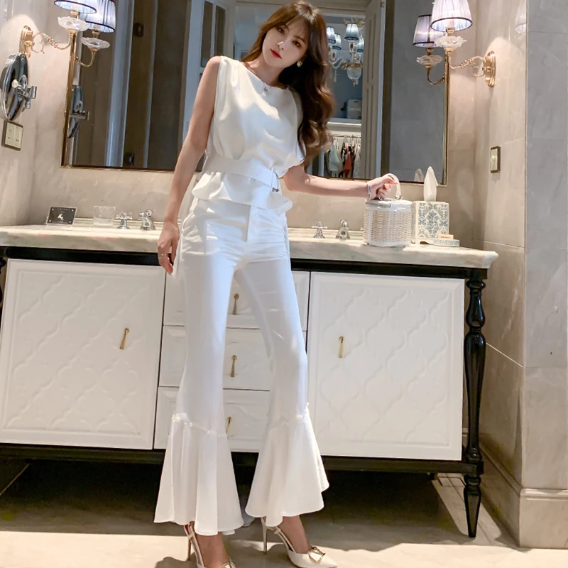 Женский комплект из двух предметов белая атласная рубашка без рукавов и