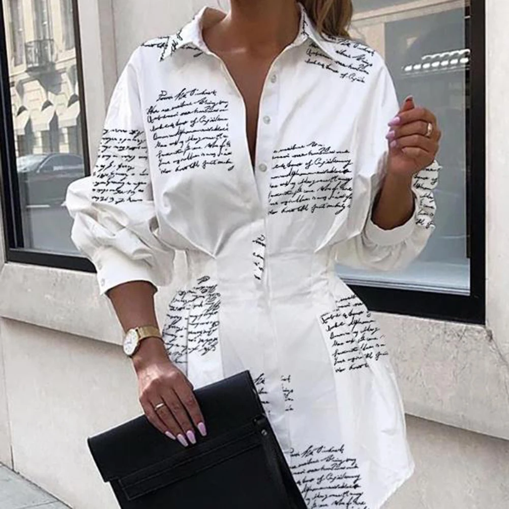 Женское платье-рубашка в стиле старой газеты с отложным воротником и надписью