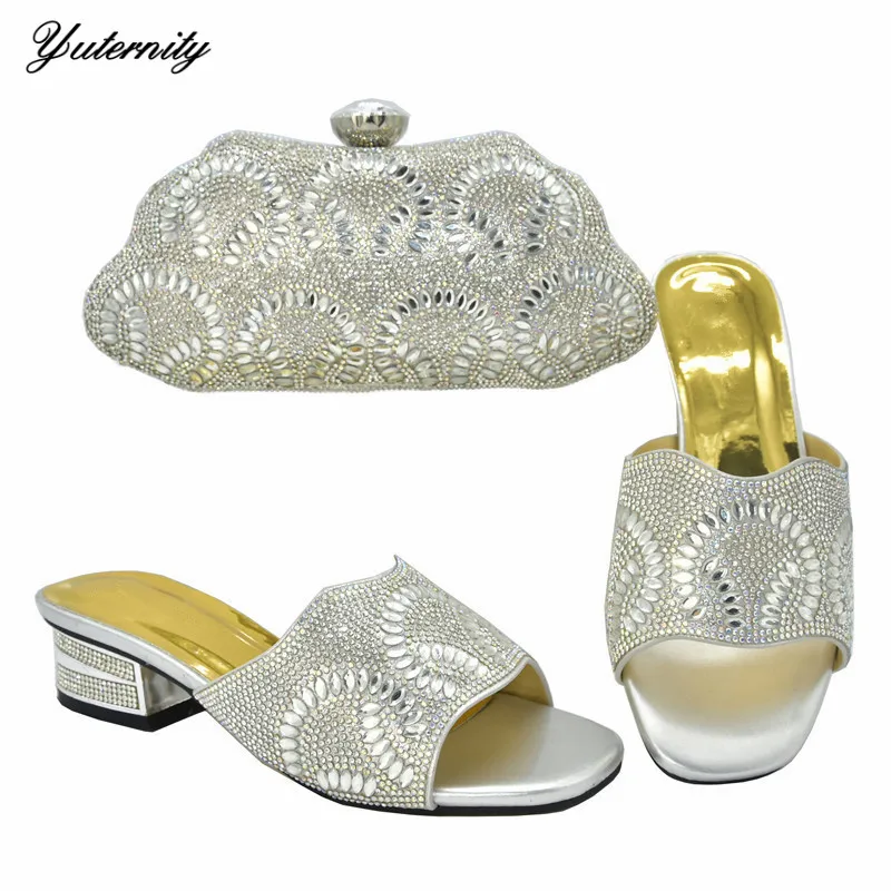 Модный комплект: итальянская элегантная Стразы обувь и подходящая сумка в