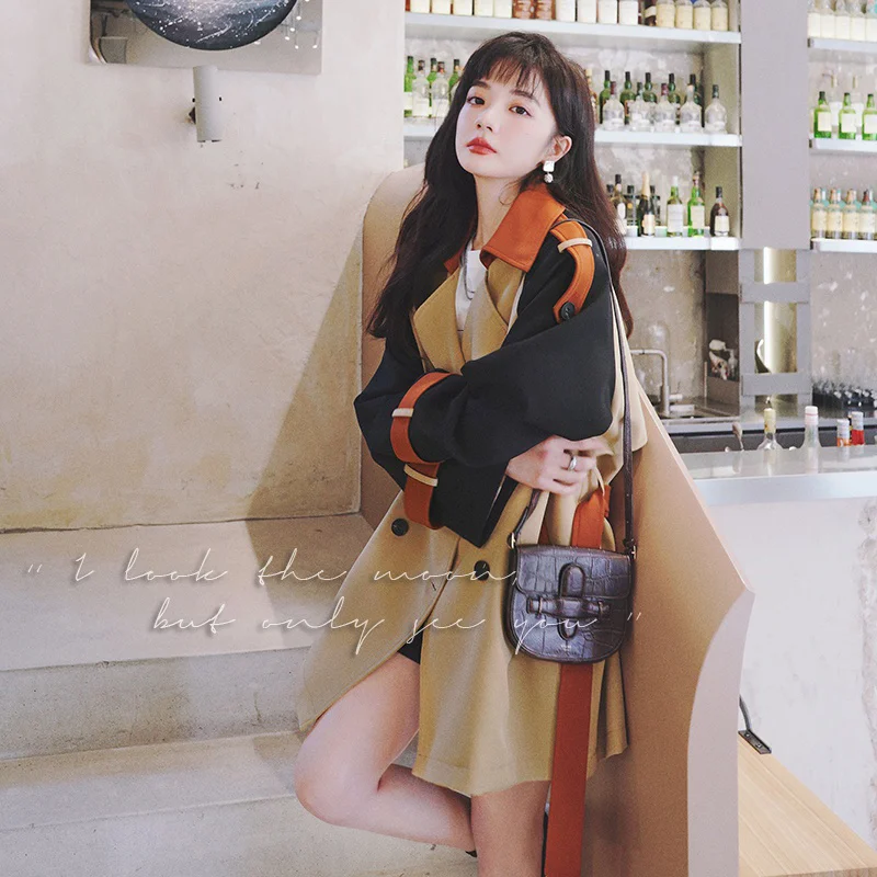 

Тренчкот с пряжкой на спине и бюстгальтером трех цветов