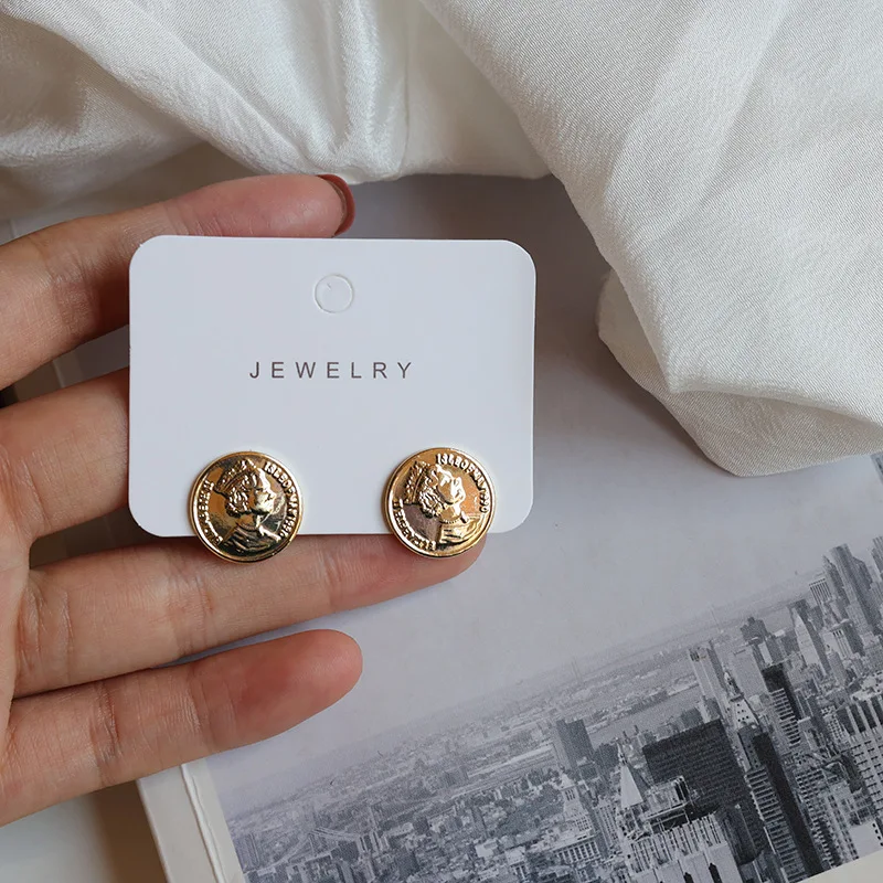 

Vintage Cute Women Jewelry Queen Portrait Coin Pendant Stud Earrings for Teens Minimalist Female Wedding Party Daily Accessories