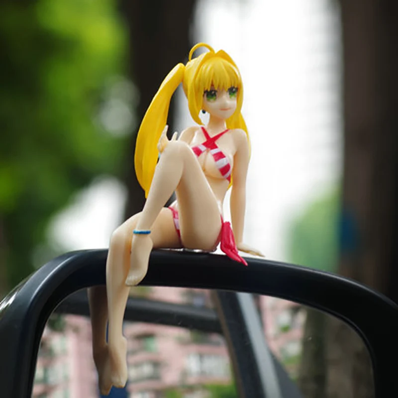 Привлекательная девушка милая кукла игрушки в автомобильном декоре аксессуары