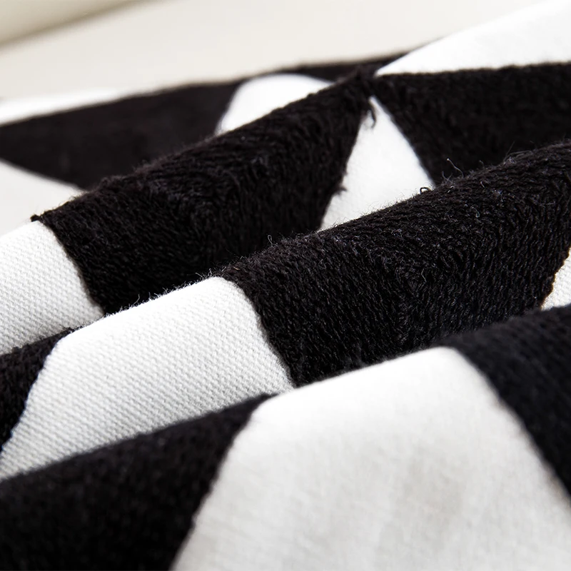 Черный чехол с вышитыми подушками геометрическим рисунком Простой Модный