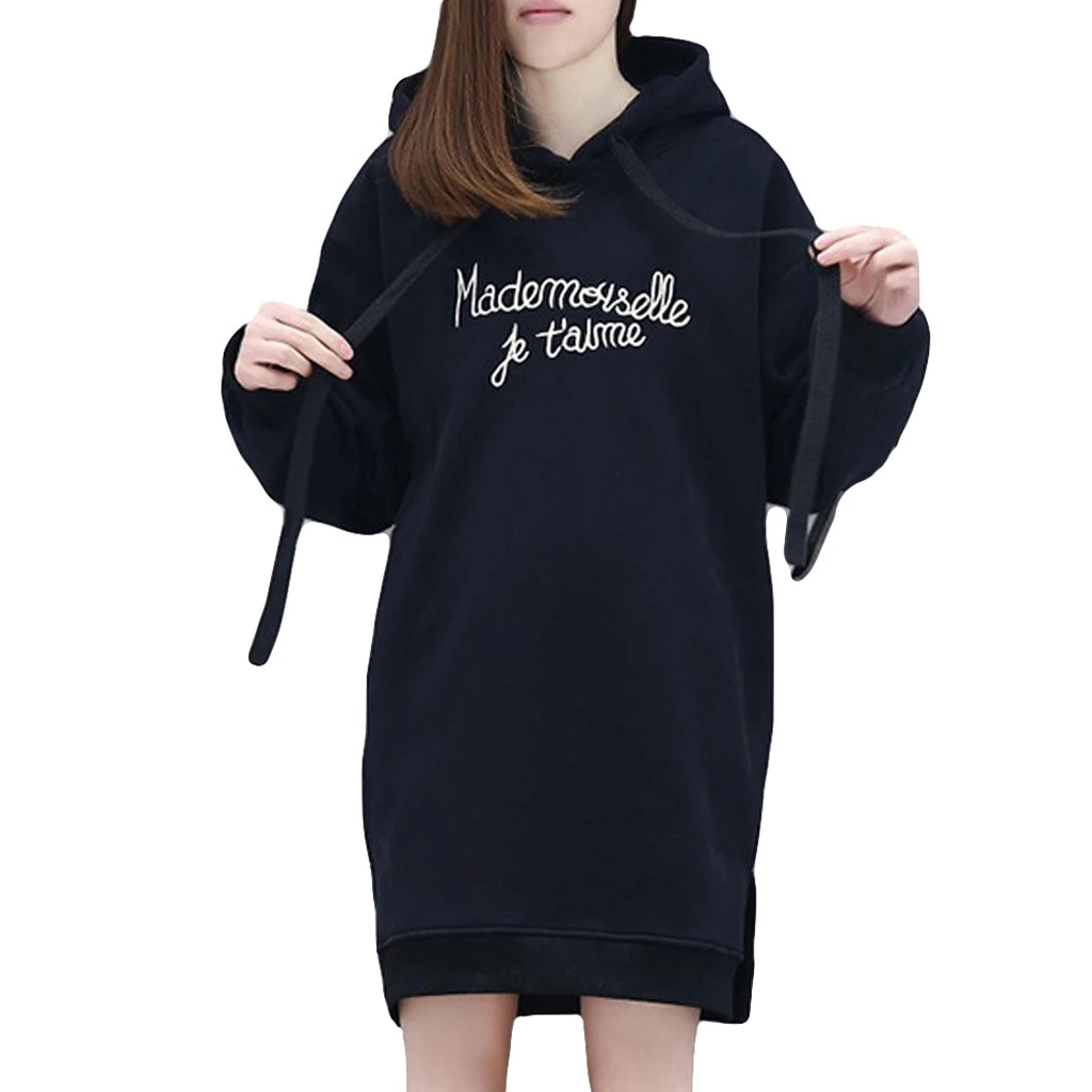 Женское модное джинсовое платье выглядит толстовка с круглым вырезом буквенным