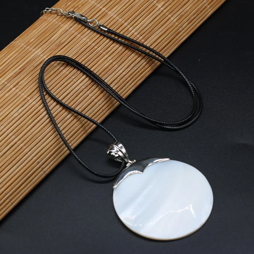 

Natural White Shell Pendant Necklace Round Shape Natural Shell Pendant Necklace for Jewelry Gift Length 55+5cm Size 50x50mm