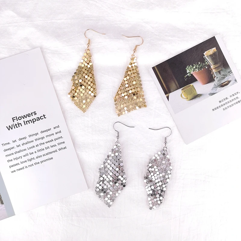 Характерные атмосферные металлические блестки сверкающие