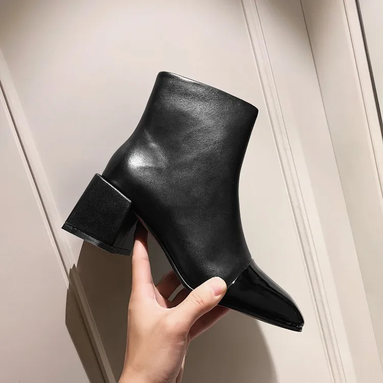 Классические ботильоны белого и черного цвета с блокировкой удобные зимние