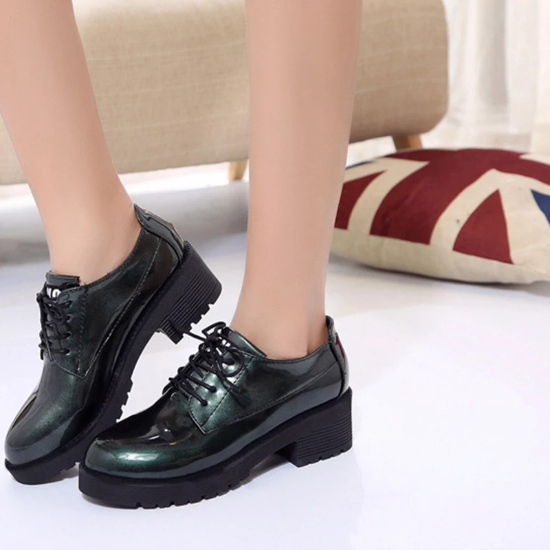 Нескользящая обувь из лакированной кожи с круглым носком женская на толстой