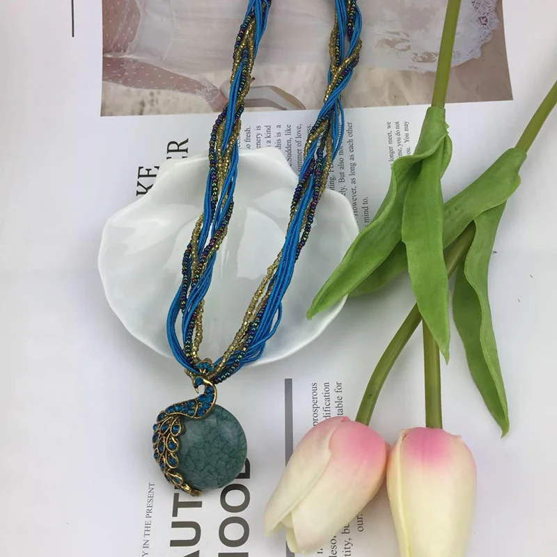 Женское колье-чокер ручной работы с подвеской из натурального камня