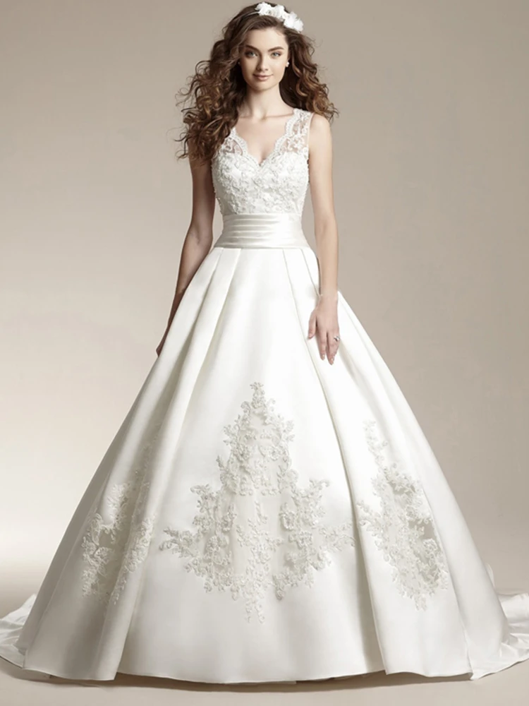 Привлекательное свадебное платье трапециевидной формы с глубоким v образным