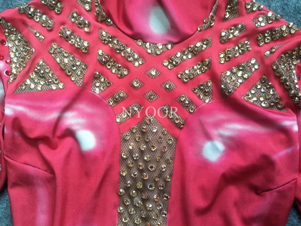 Эластичный комбинезон из спандекса с принтом розово красного цвета стразы