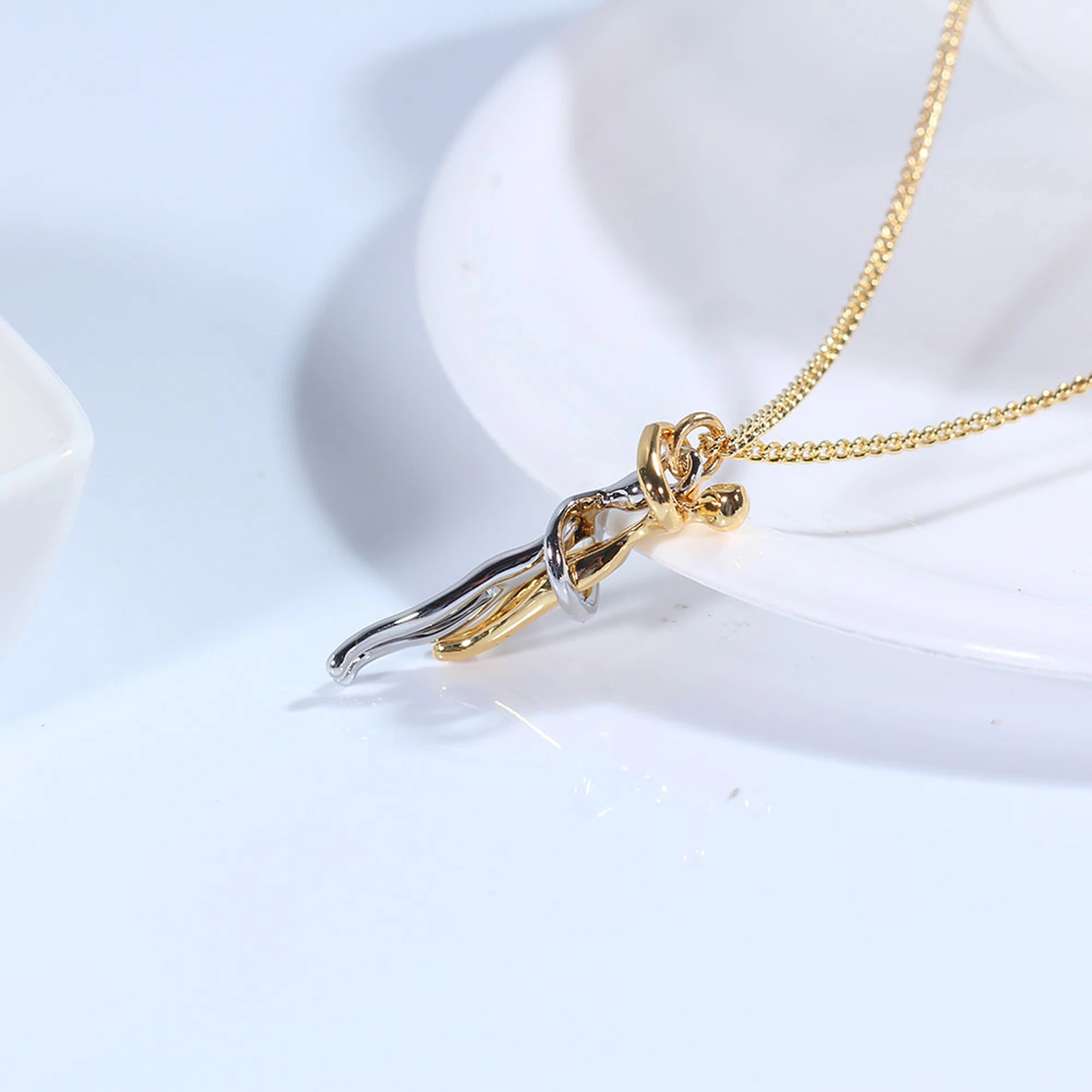 

1Pcs Couple Hugging Pendant Necklace Exquisite Necklaces For Couple Fashion Love Witness Romantic Valentine's Day Jewelry Gifts