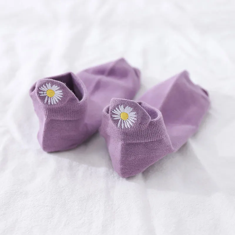 

2020 Spring and summer The New Ladies Boat Socks Japanese embroidery daisy Flowers ins style fashion Female sock 10 colors