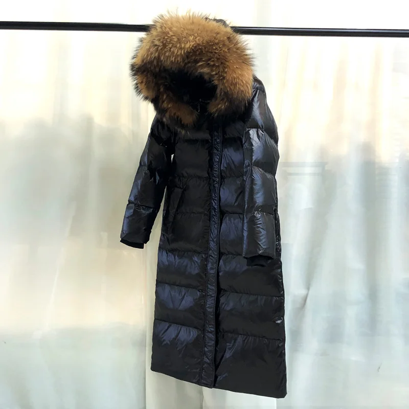 Женский пуховик с капюшоном из натурального меха енота длинная