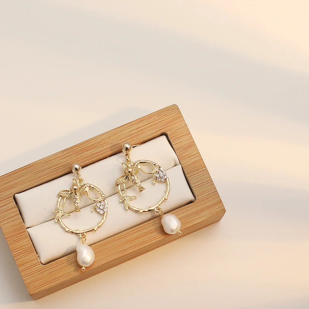 

Серьги женские из натуральной кожи с серебром пробы