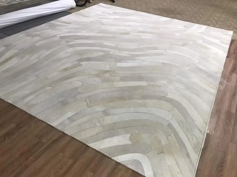 Дизайнерский бежевый коврик Radian с изображением ворса и серой коровьей шкуры