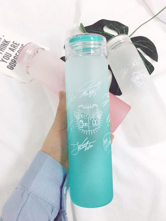 1 Kpop бутылка для воды Bangtan Boys Group та же стеклянная бутылка Jimin JUNGKOOK Подпись Лето Градиент матовый свежесть письмо - Цвет: 1