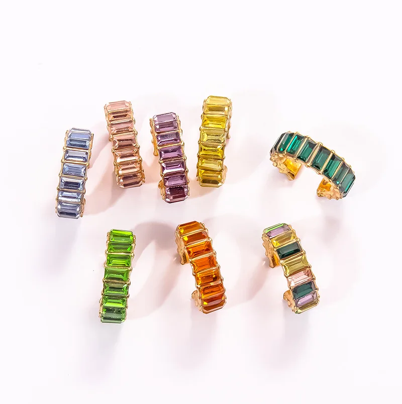 Женские серьги-гвоздики с разноцветными фианитами в форме хряща | Украшения и