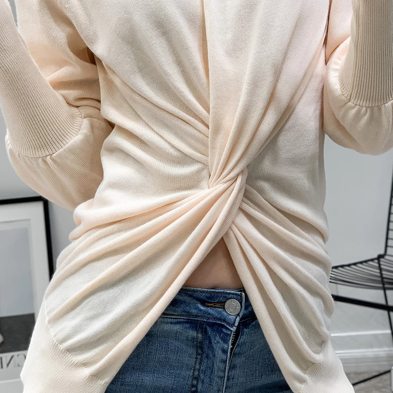 Женский трикотажный свитер TWOTWINSTYLE с О-образным вырезом рукавами-фонариками