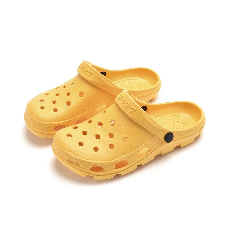 

2021 summer men's and women's hole shoes new version of perforated slippers antiskid couple sandals drifting beach slippers