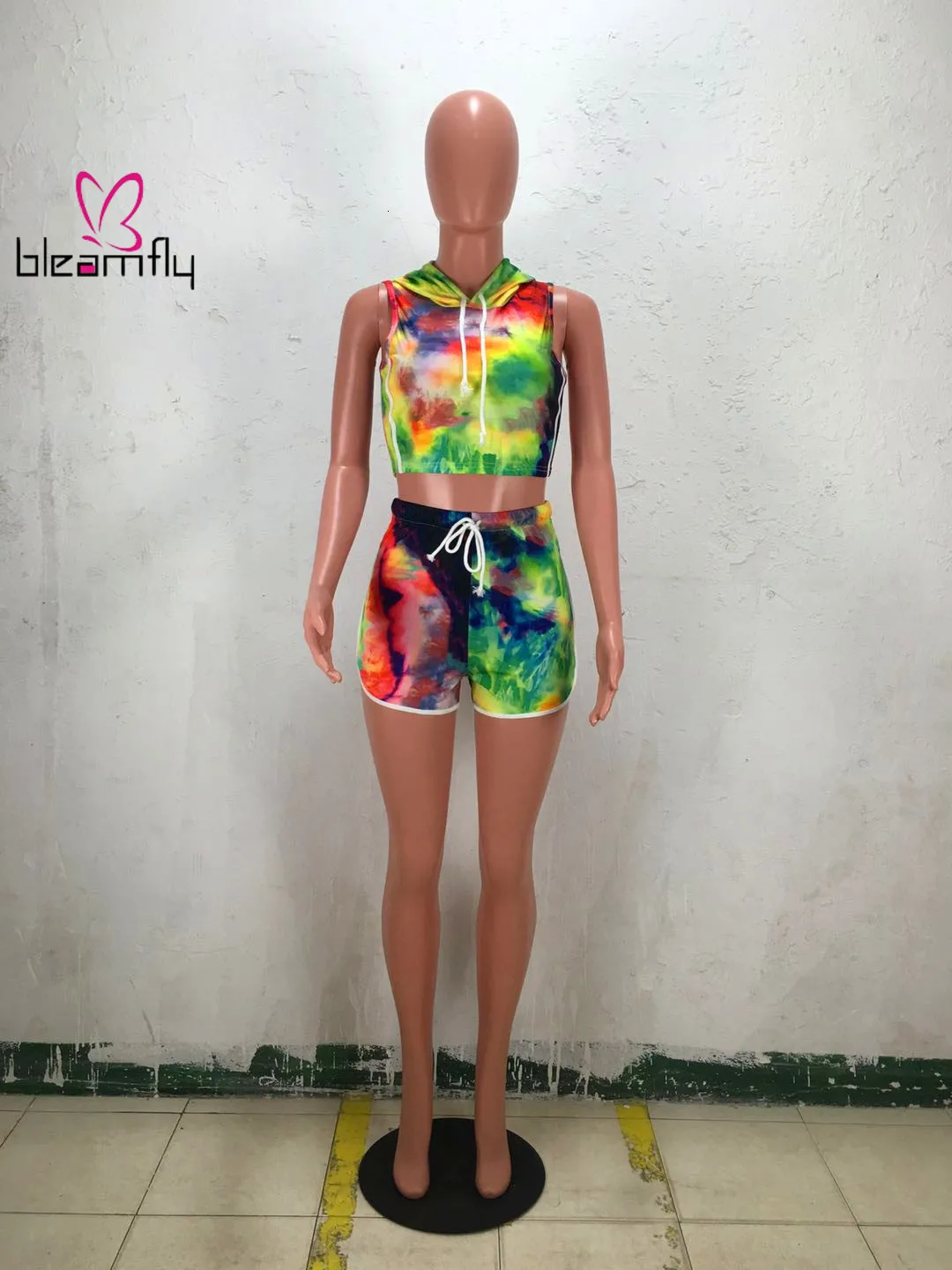 Женский летний костюм из двух предметов: футболка с капюшоном и рисунком