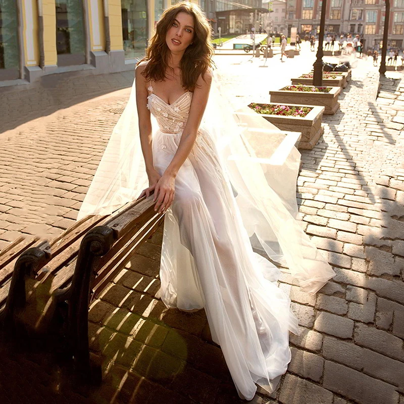 

Платье свадебное с цветочной аппликацией, на тонких бретельках