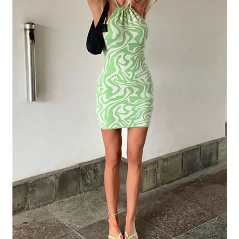 

Женское трикотажное облегающее мини-платье с открытой спиной и лямкой на шее