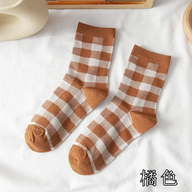 

Autumn and Winter Ladies Medium Tube Socks Fashion Trend Cotton Socks Plaid College Style Ladies Medium Tube Socks