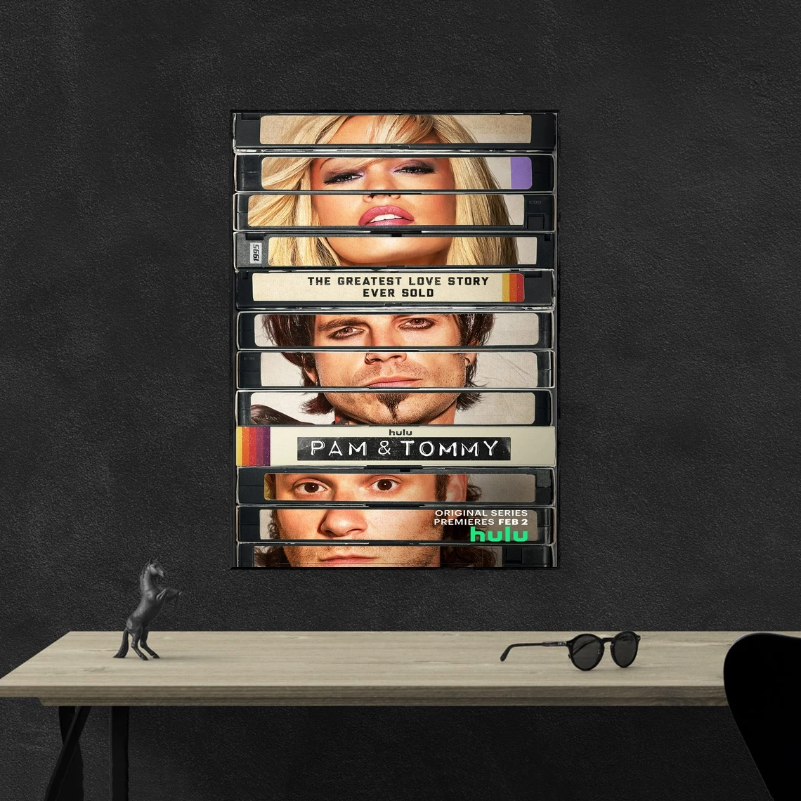 Сет роген Себастьян Стэн и Лилия Джеймс в пам Томми (2022) постер из фильма домашний