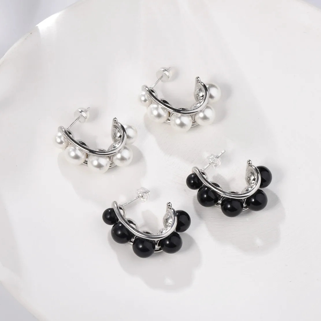 

European and American ins niche simple retro pearl black agate C-shaped earrings female earrings high-end cold wind earrings