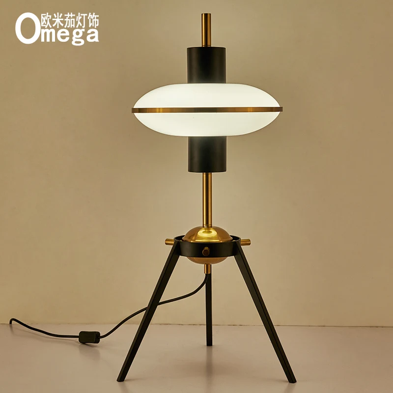 

Скандинавская креативная индивидуальная настольная лампа в стиле постмодерн, прикроватная лампа для гостиной, спальни, кабинета, проект по...