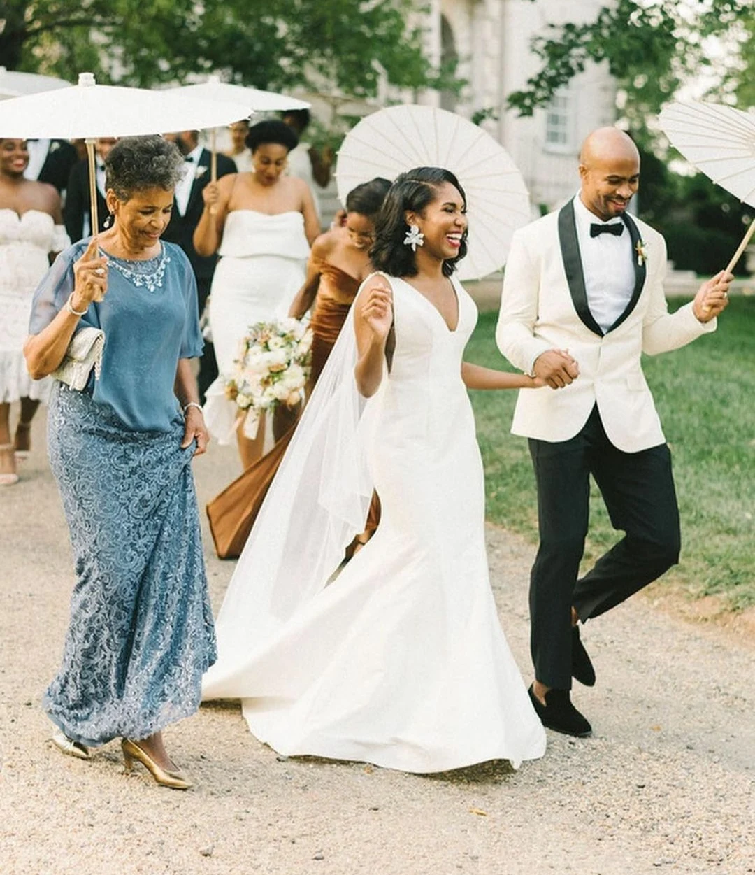 

Женское атласное платье с юбкой годе, длинное сексуальное платье с V-образным вырезом и открытой спиной, со шлейфом