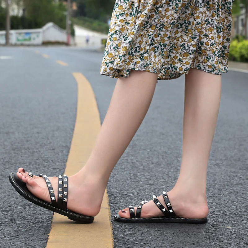 

Summer Beach Slippers Women Shoes Flip Flops Slides Solid Crystal Rivet Sandals Female Holiday Shoes Woman Slippers Plus Size
