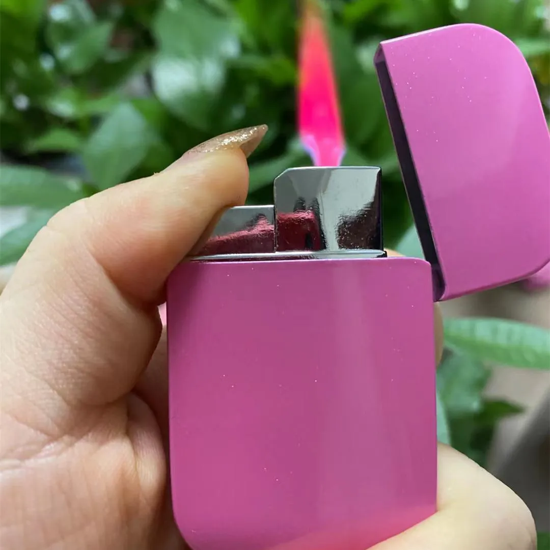 Красивая и милая леди светлее розовое тело без изображения пламя маленькие