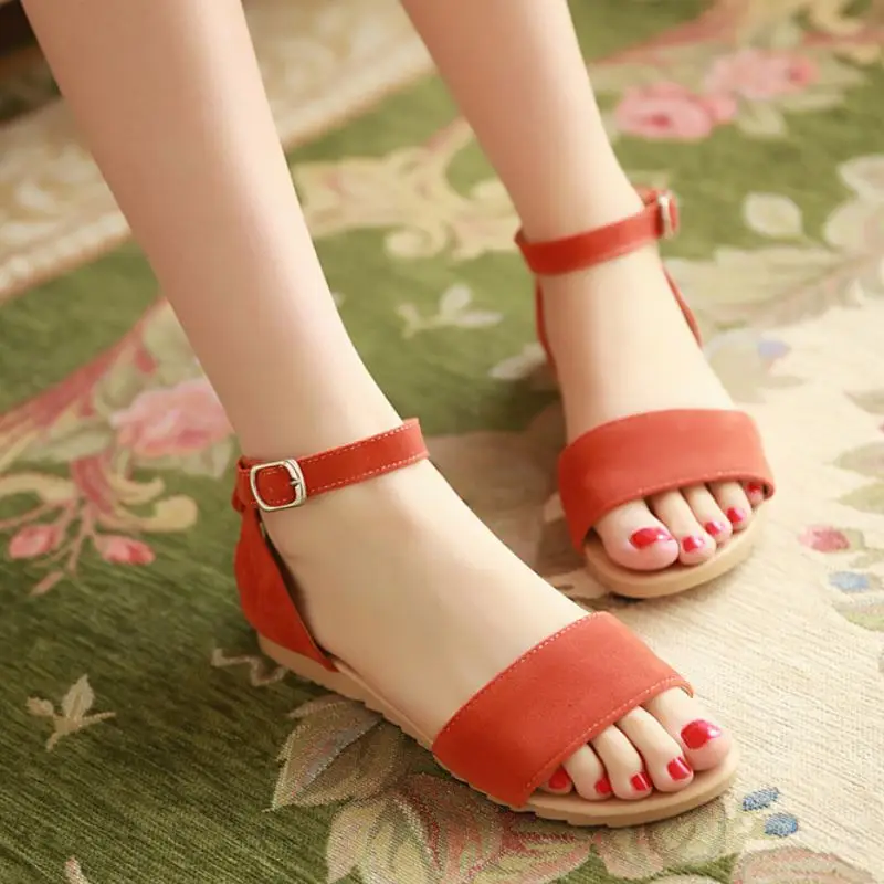 Женские сандалии на плоской подошве с открытым носком и пряжкой|Боссоножки