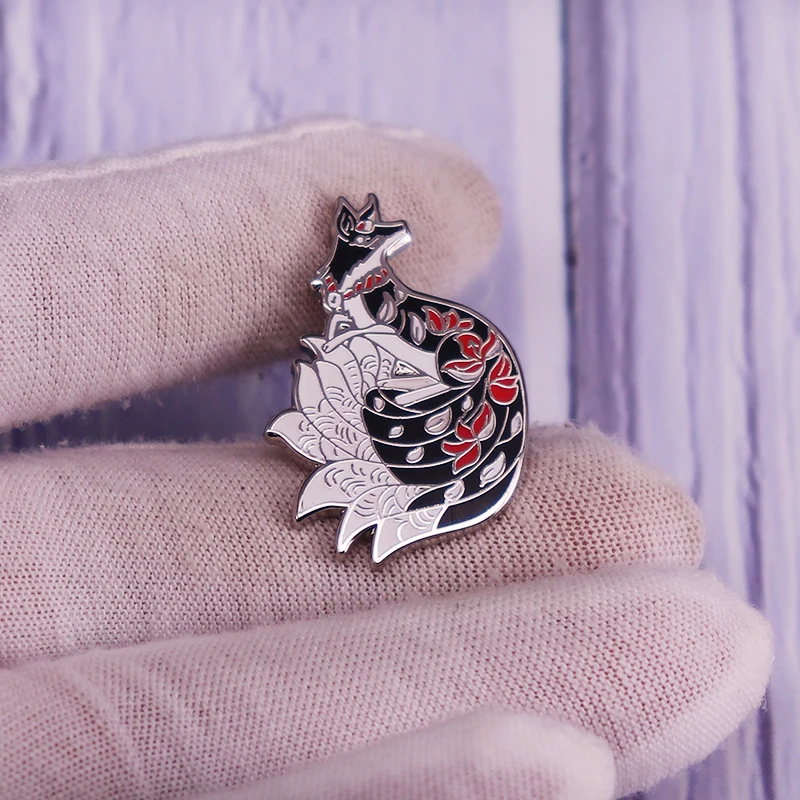 Японская эмалированная булавка в виде духа иокай-китсуна мифическая