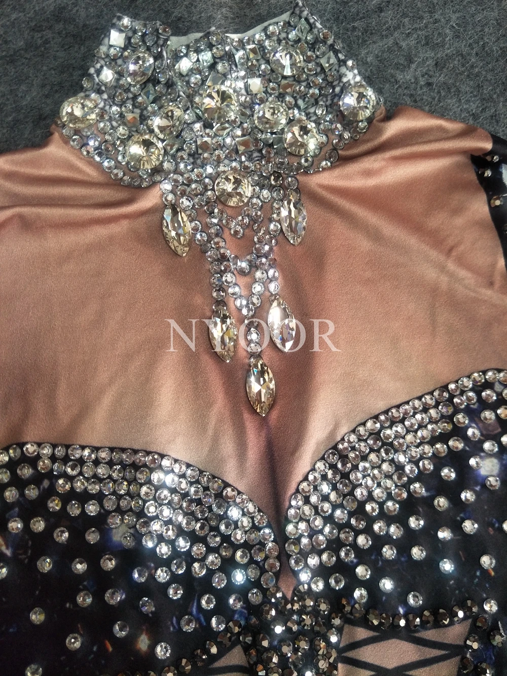 Женское боди с блестящими кристаллами и бахромой| |