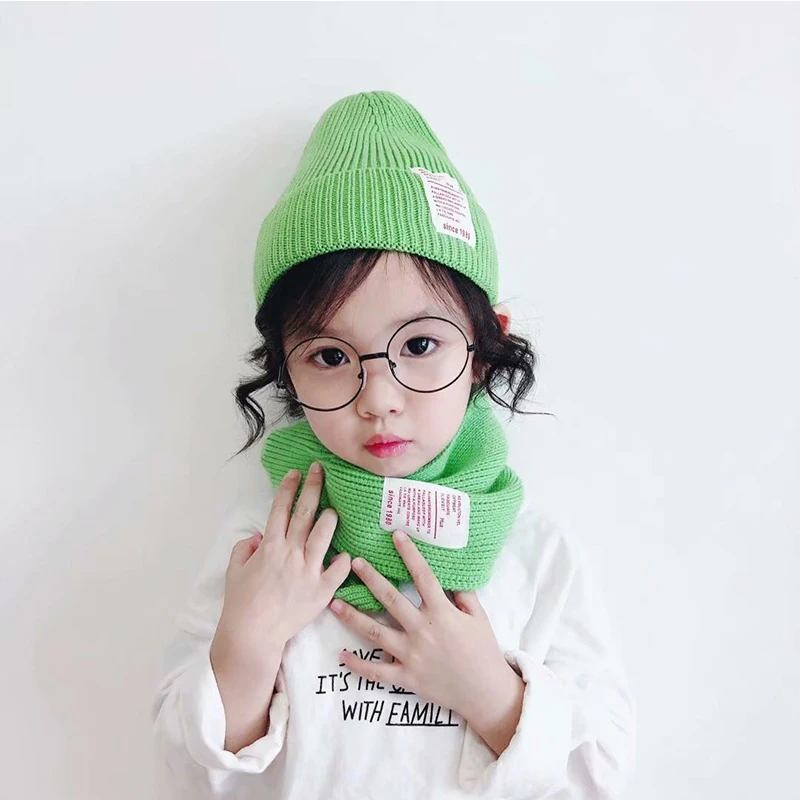 Шапка вязаная детская осенне-зимняя однотонная с буквенным принтом | Детская