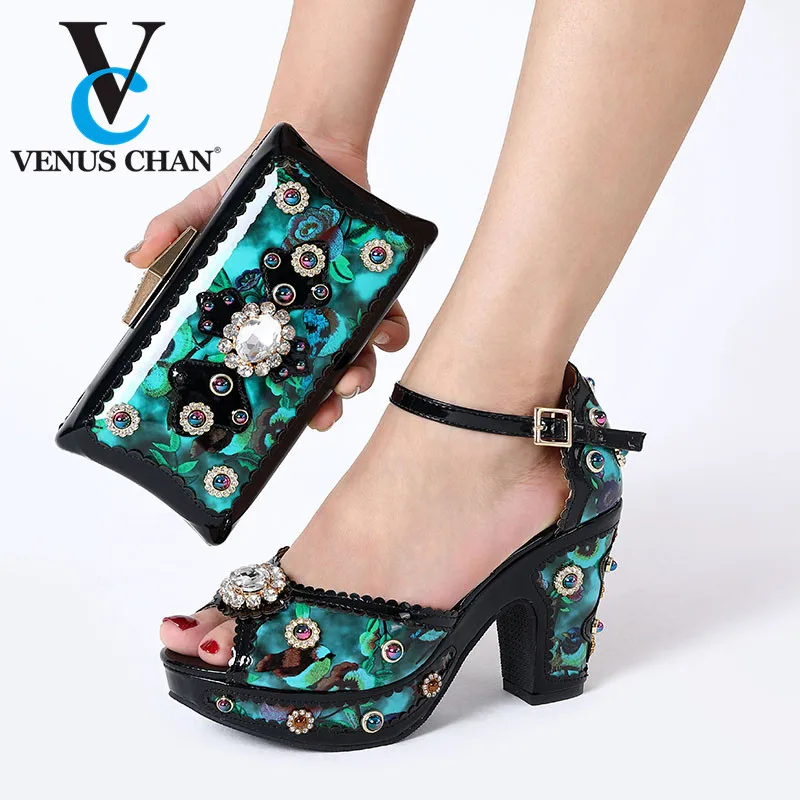 Новый модный праздничный комплект из итальянских туфель и сумочки золотистого