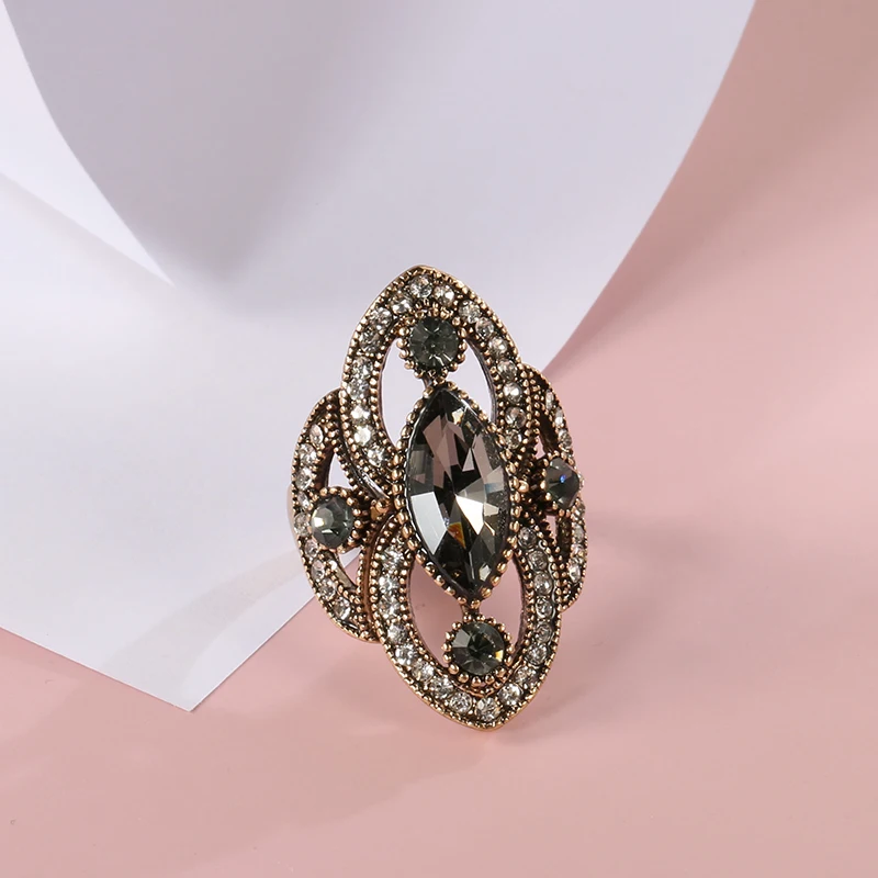 Кольцо женское с серым кристаллом под античное золото 2020 | Украшения и аксессуары