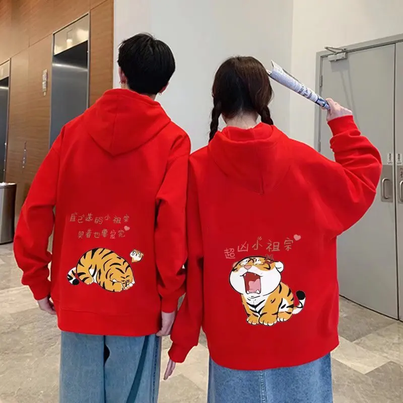 

Год Тигра красная парная одежда зима 2022 новый стиль свитер и бархатная верхняя одежда с капюшоном
