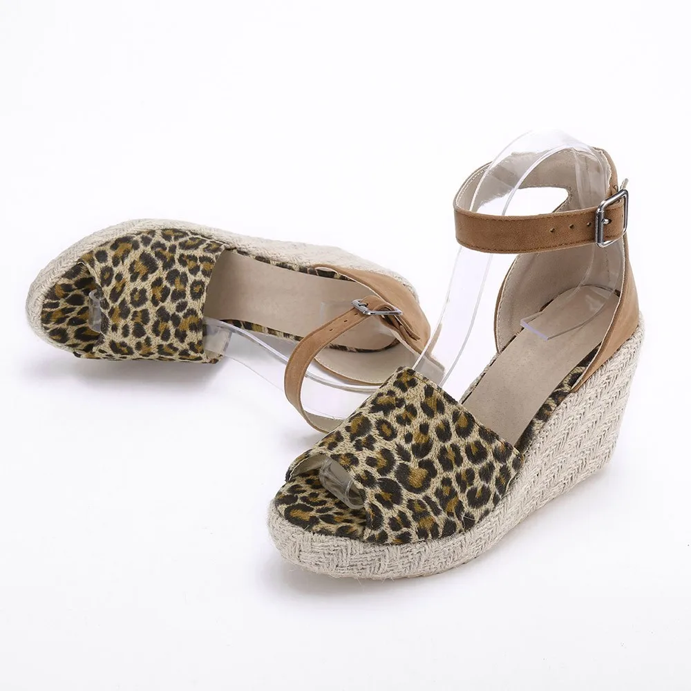 Босоножки женские леопардовые на танкетке сандалии с пряжкой открытый носок