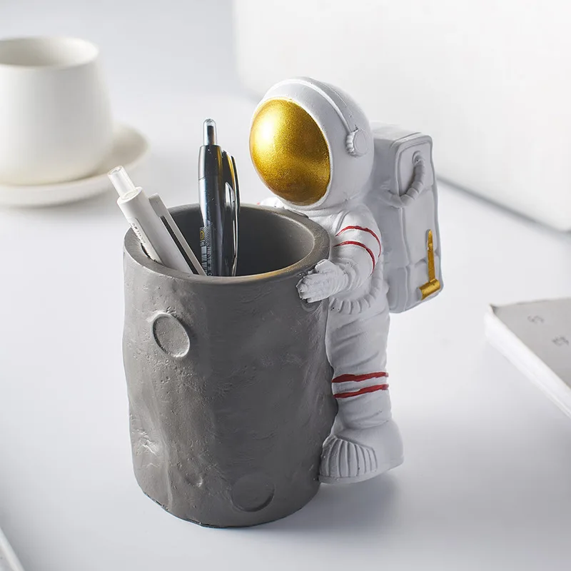 Creative Astronaut Desk Organizer Storage Accessories Makeup Brush Stand for Pens Pencil Pot Marker Pen Holder Desktop Ornaments