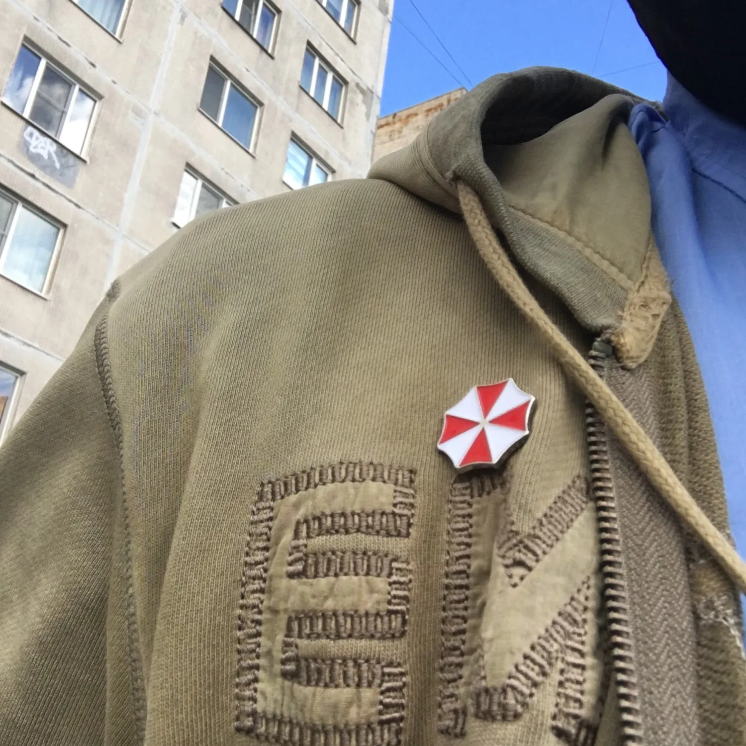 Брошь bioазаз булавка Alice Umbrella Corporation эмалированный Логотип красного и белого