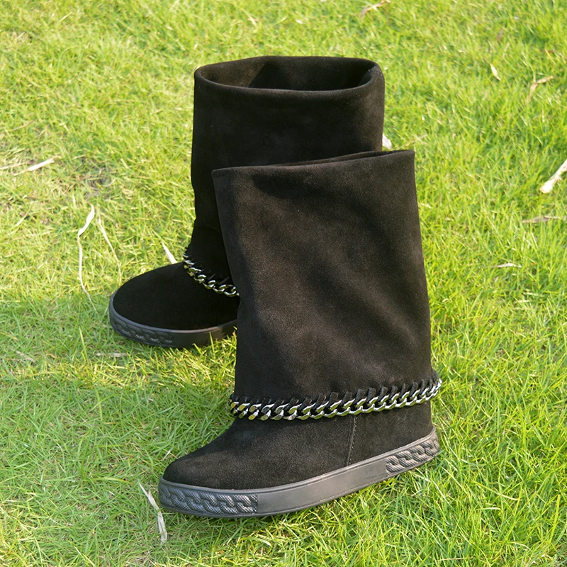 Женские ботинки с цепочкой на танкетке