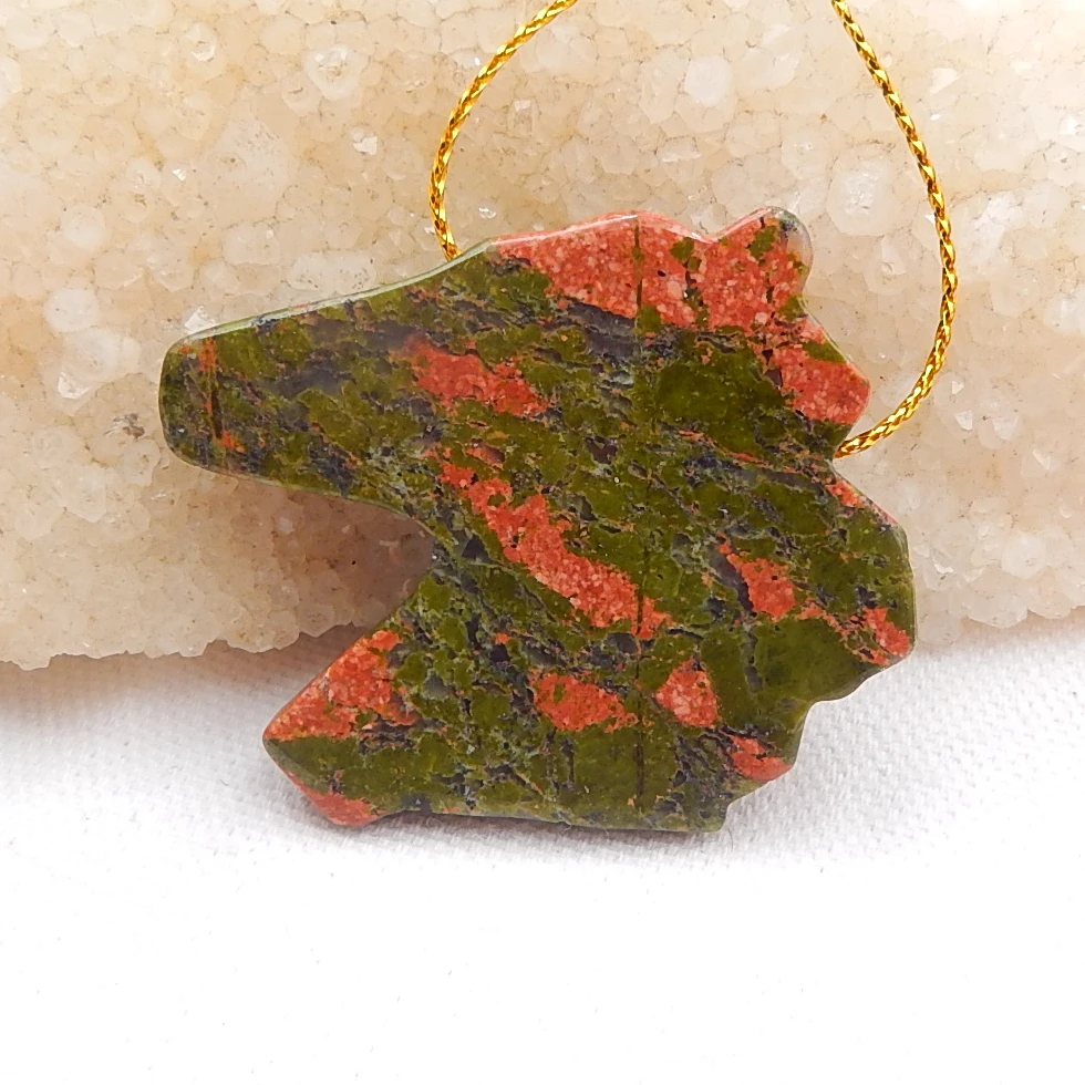 Подвеска-шарм из натурального жаспера унакита с вырезанным головой лошади. Украшение для ювелирных изделий. Подарочный камень. Размер 39x43x7 мм, вес 23 г.