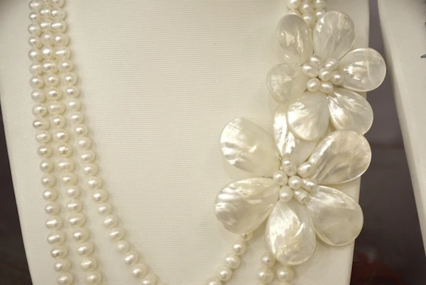 

new arrival Fashion 3 rows Freshwater Pearl Mother of pearl Sea Shell Pearl flower Necklace for Women