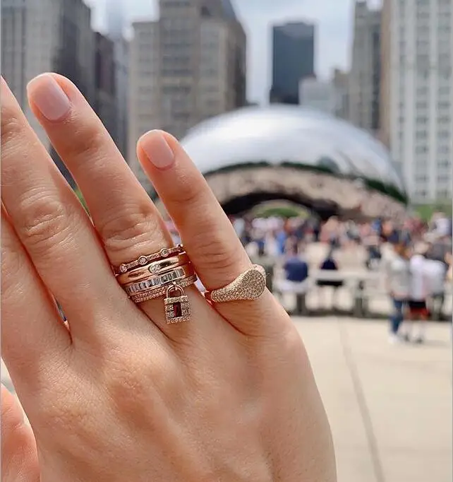 Золотое обручальное кольцо с микрозакрепкой блестящее яркое зеленое красное