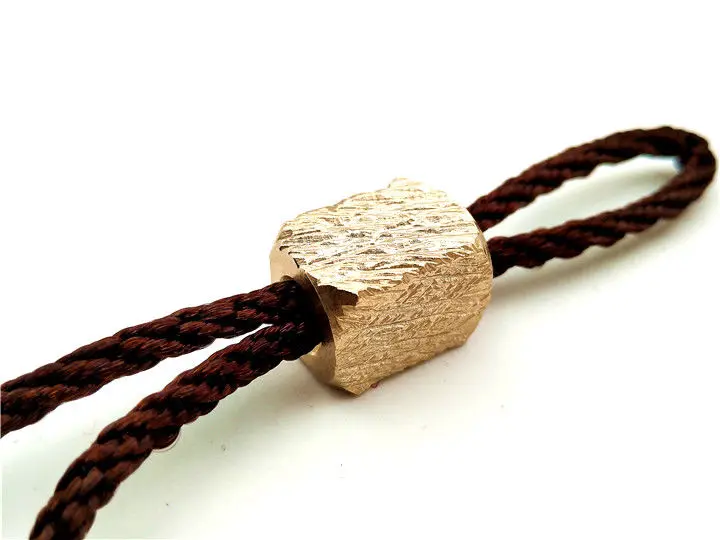 Латунные медные металлические резные бусы на веревочке ручной работы квадратные