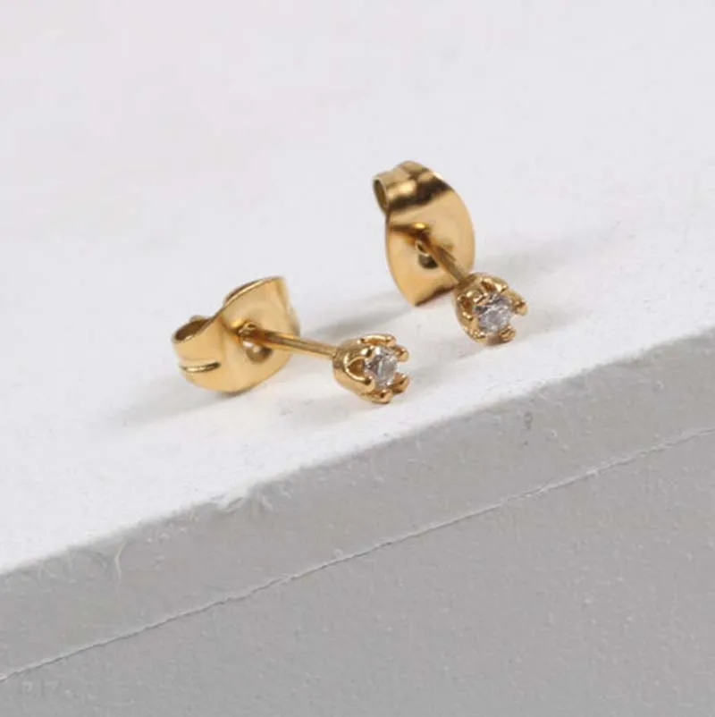 Женские серьги-гвоздики с синтетическим бриллиантом 6 зубцов | Украшения и